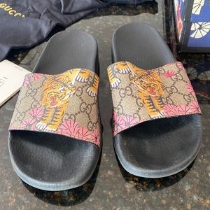 Gucci women’s slides shoes size 8 tiger